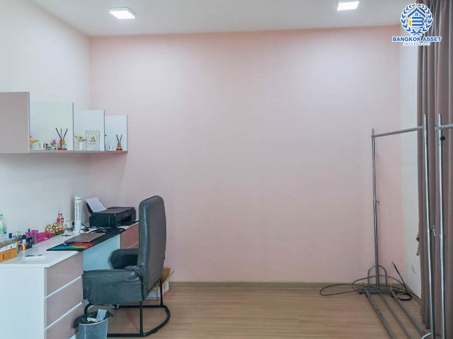 ทาวน์เฮ้าส์มือสองย่านปทุมธานี ม.เจ แกรนด์ รังสิต-คลอง1 หลังมุม! เนื้อที่กว้างขวางถึง 28.7 ตร.ว. ฟังก์ชันจัดเต็มถึง 4 ห้องนอน 3 ห้องน้ำ 2 ที่จอดรถ แถมฟรี 4 เครื่องปรับอากาศ บ้านพร้อมอยู่ เดินทางสะดวก ใกล้รถไฟฟ้าสายสีแดง "สถานีรังสิต" และทางด่วน "อุตราภิมุข"